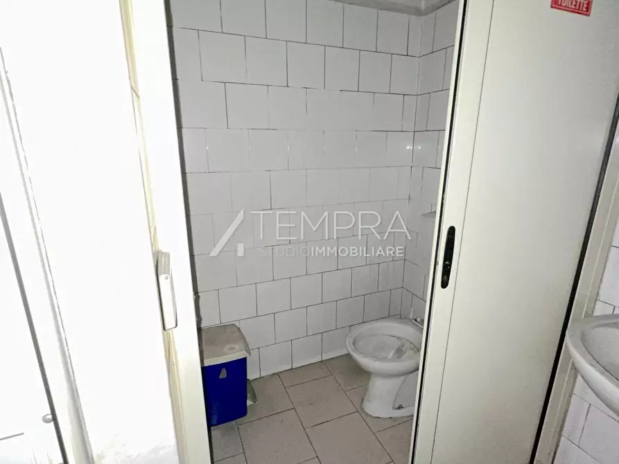 Immagine 16 di Locale commerciale in vendita  a Adrano