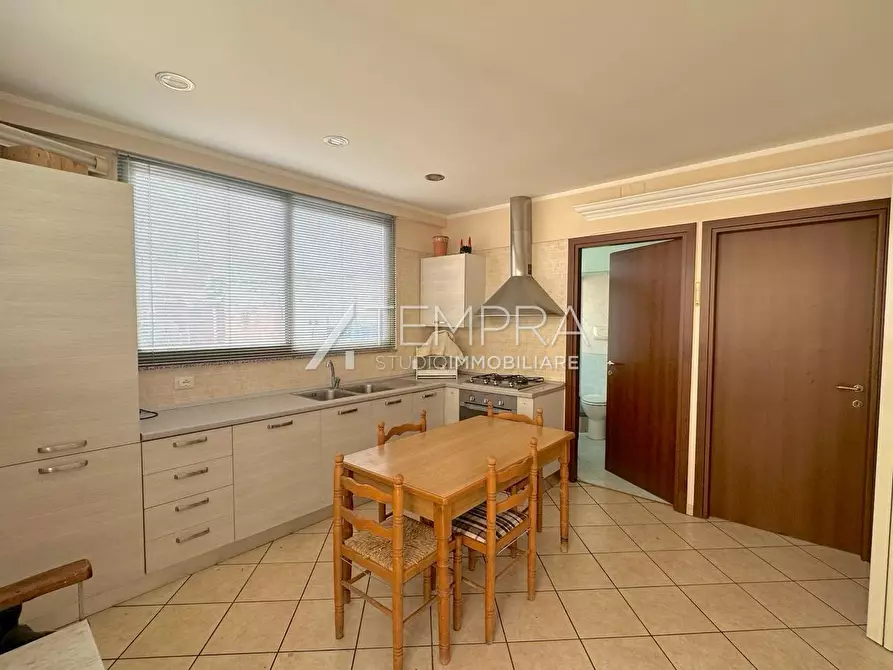 Immagine 6 di Casa indipendente in vendita  a Adrano