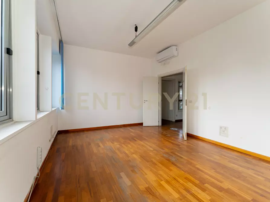 Immagine 17 di Pentalocale in vendita  in Corso Sicilia 64 a Catania