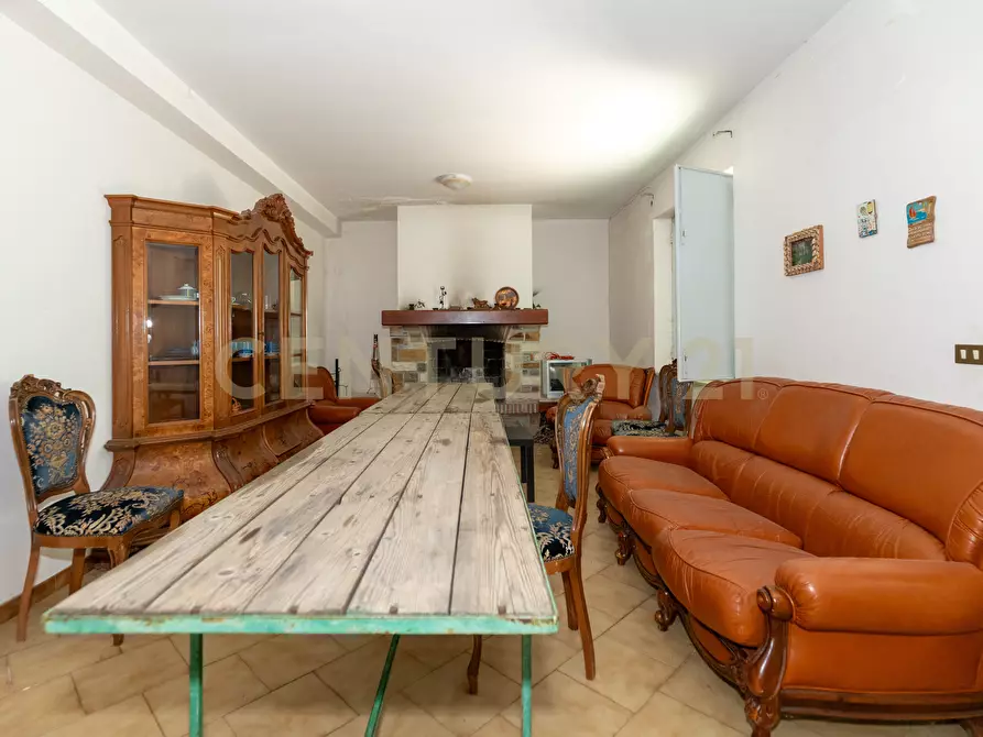 Immagine 39 di Villa in vendita  in Contrada Scolaro Cisterna a Adrano