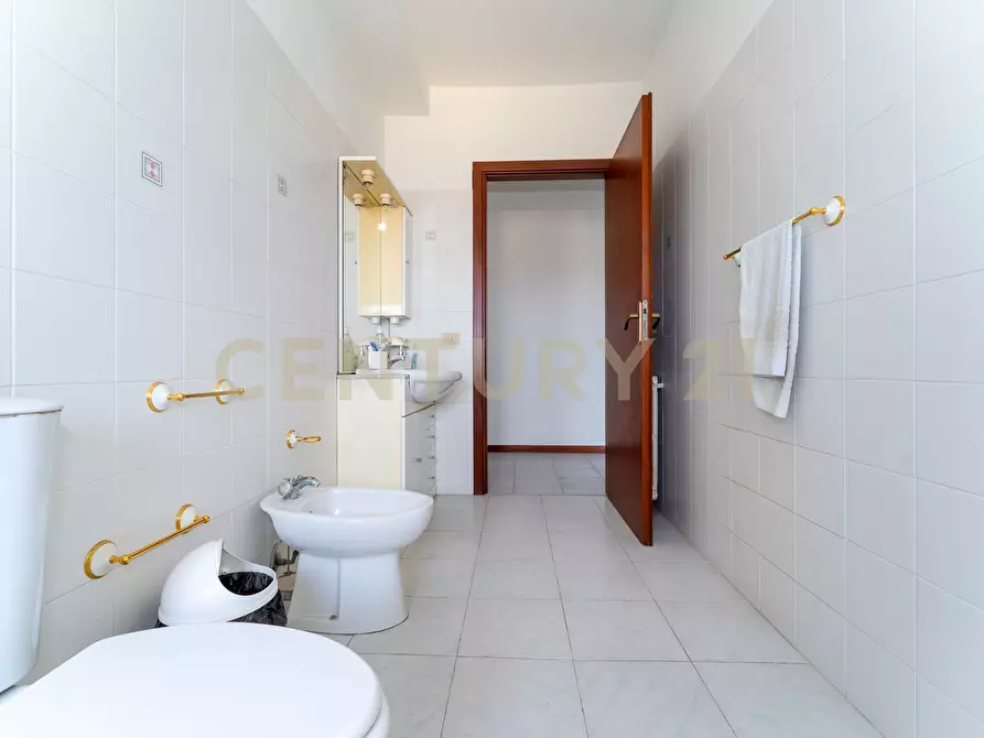 Immagine 35 di Quadrilocale in vendita  in Viale Librino 1 a Catania