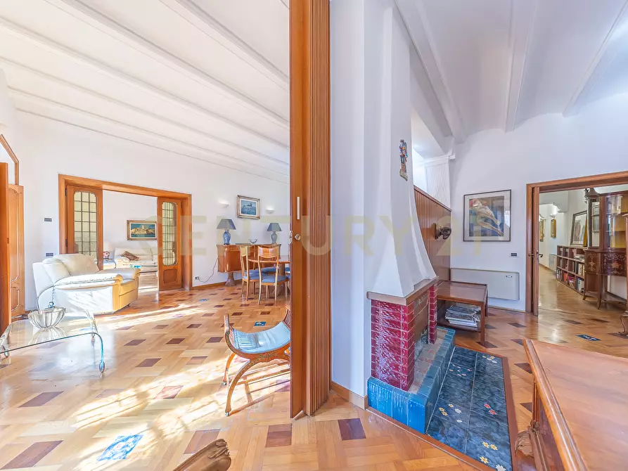 Immagine 22 di Pentalocale in vendita  in Via della Croce 71 a Roma