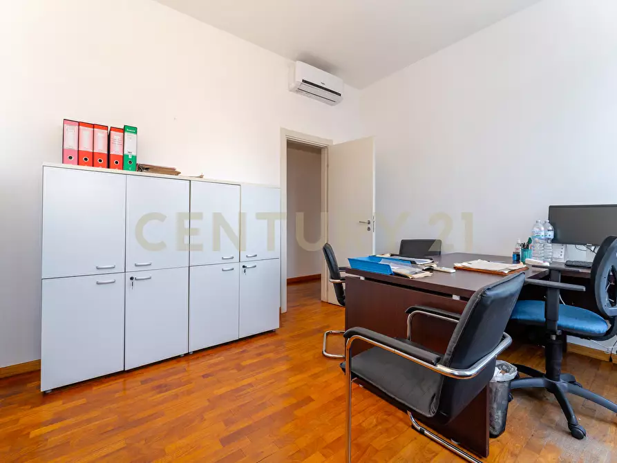 Immagine 37 di Pentalocale in vendita  in Corso Sicilia 64 a Catania