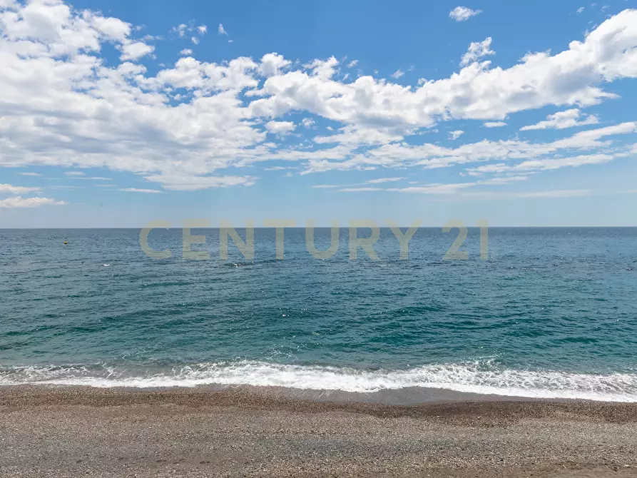 Immagine 49 di Bilocale in vendita  in Via Lungomare 2 a Sant'alessio Siculo
