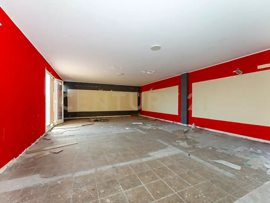 Immagine 33 di Showroom in vendita  in Via delle Scuole 1 a Aci Castello