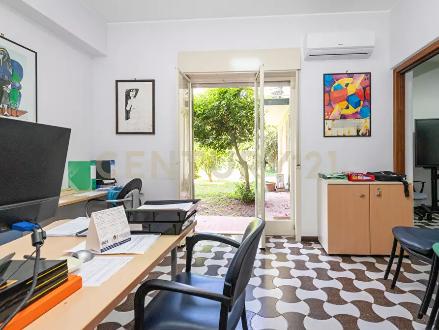 Immagine 30 di Pentalocale in vendita  in Via Grazia Deledda 2 a Catania