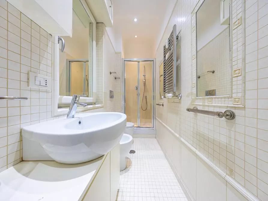 Immagine 50 di Appartamento in vendita  in Via Bevagna 68 a Roma