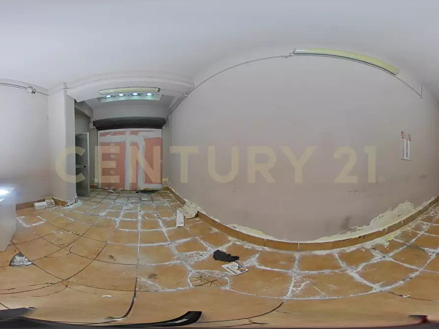 Immagine 40 di Locale commerciale in vendita  in Via Carnazza 37 a Tremestieri Etneo