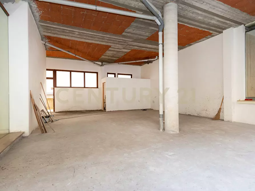 Immagine 28 di Locale commerciale in vendita  in Via Milano 85 a Catania