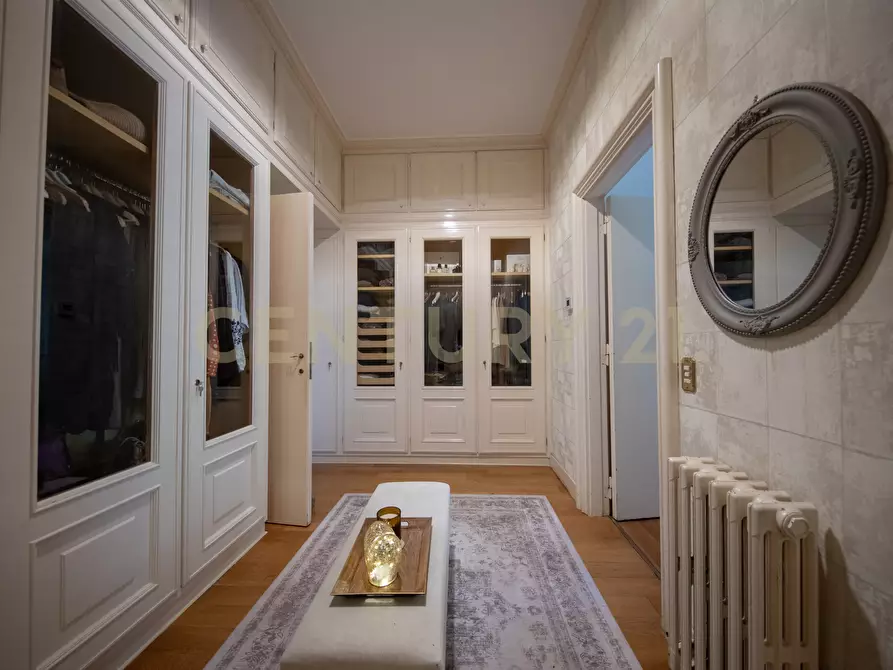 Immagine 40 di Pentalocale in vendita  in Viale Cortina d'Ampezzo 135 a Roma