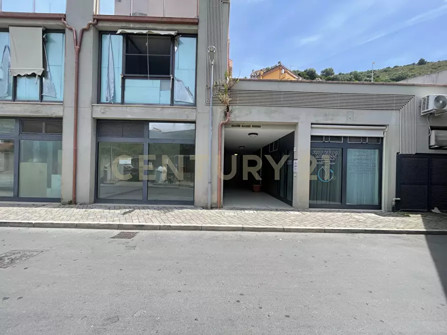 Immagine 27 di Locale commerciale in vendita  in Piazza Primo Wongher 17 a Monte Argentario