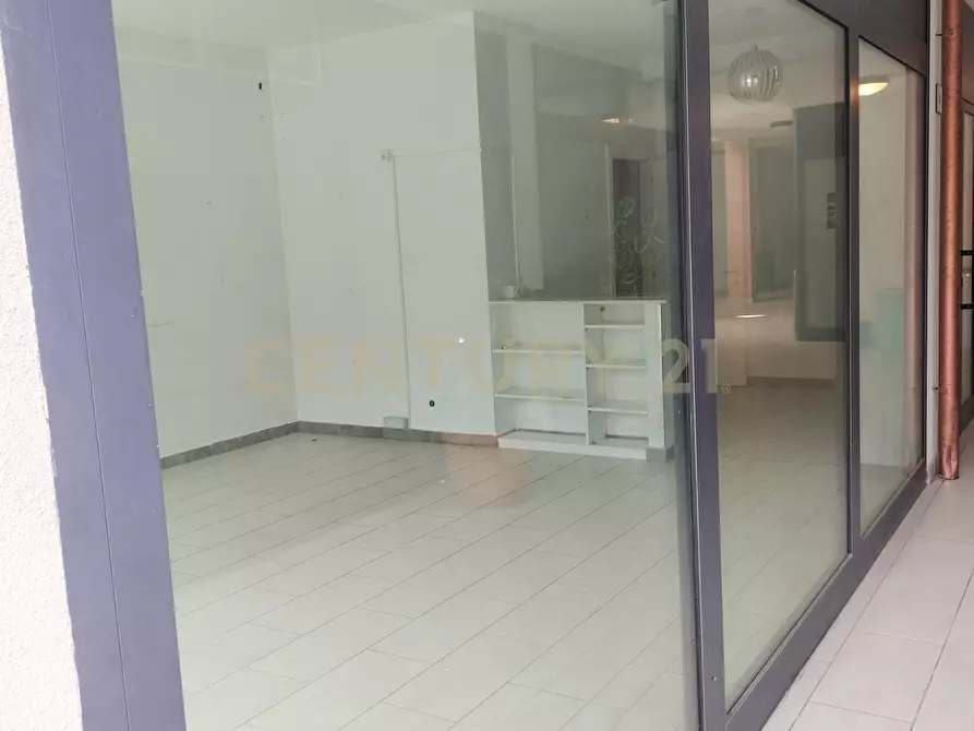 Immagine 17 di Locale commerciale in vendita  in Piazza Primo Wongher 17 a Monte Argentario