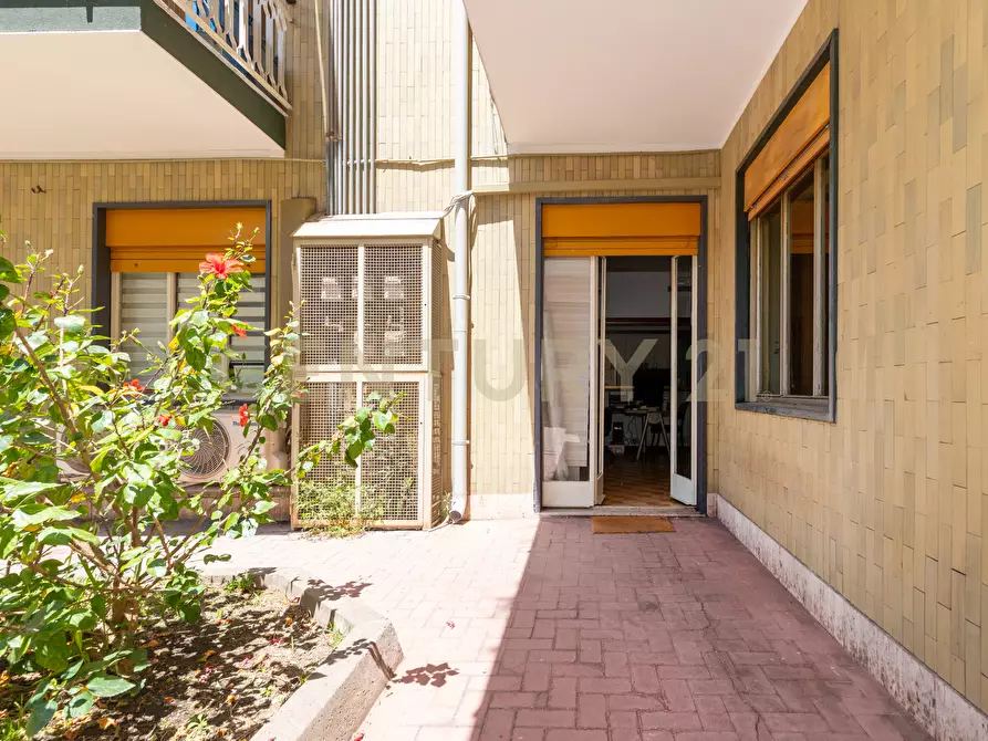 Immagine 33 di Pentalocale in vendita  in Via Grazia Deledda 2 a Catania