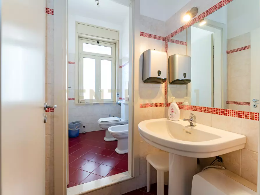 Immagine 35 di Pentalocale in vendita  in Corso Sicilia 64 a Catania