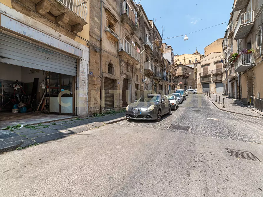 Immagine 13 di Locale commerciale in vendita  in Via San Pietro 38 a Caltagirone