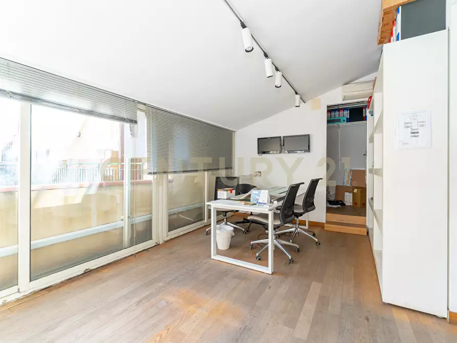 Immagine 15 di Locale commerciale in vendita  in Via Firenze 205 a Aci Castello