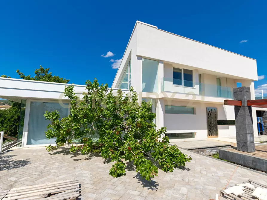 Immagine 1 di Villa in vendita  in SS284 a Adrano