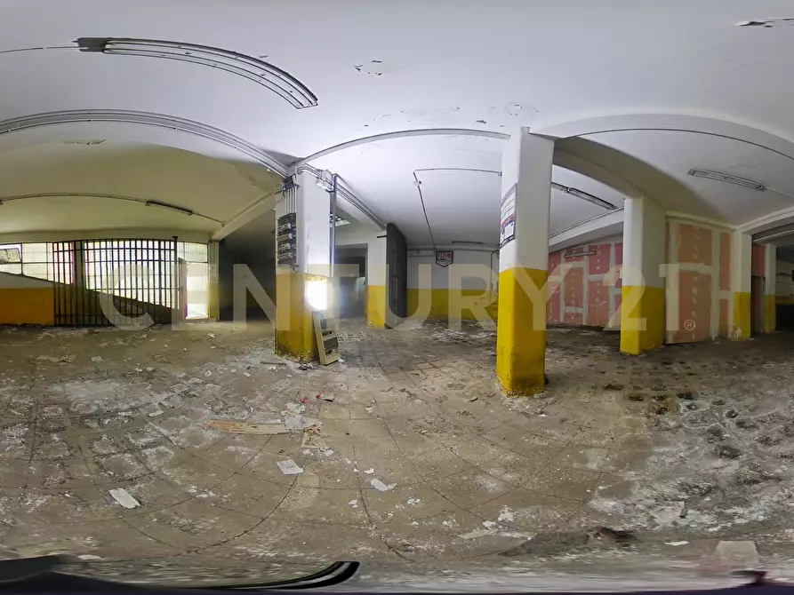 Immagine 36 di Locale commerciale in vendita  in Via Carnazza 37 a Tremestieri Etneo