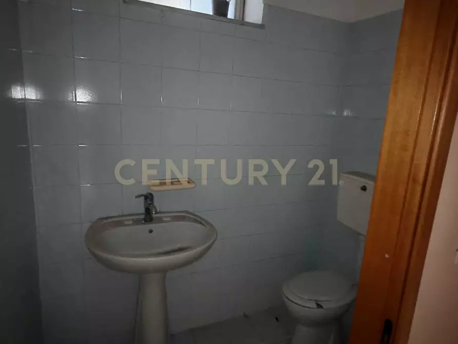 Immagine 14 di Locale commerciale in vendita  in Via Guglielmo Marconi 40 a Gravina Di Catania