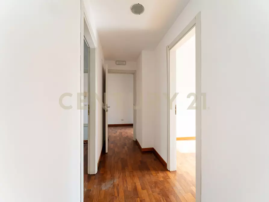 Immagine 19 di Pentalocale in vendita  in Corso Sicilia 64 a Catania