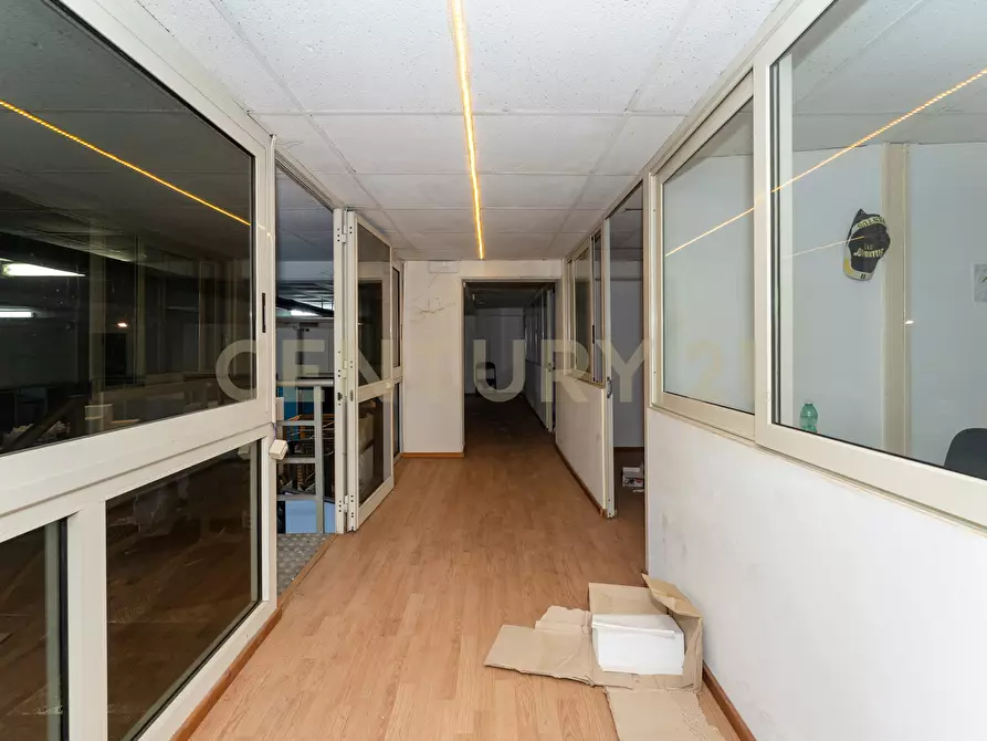 Immagine 77 di Showroom in vendita  in Via delle Scuole 1 a Aci Castello