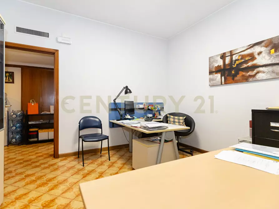 Immagine 24 di Pentalocale in vendita  in Via Grazia Deledda 2 a Catania