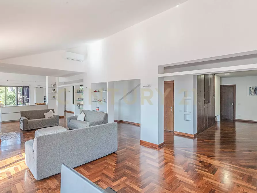 Immagine 22 di Villa in vendita  in Via Spiaggia del Lago 17b a Castel Gandolfo