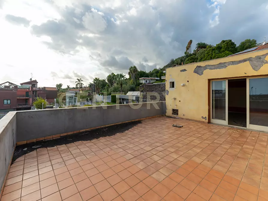 Immagine 35 di Showroom in vendita  in Via delle Scuole 1 a Aci Castello