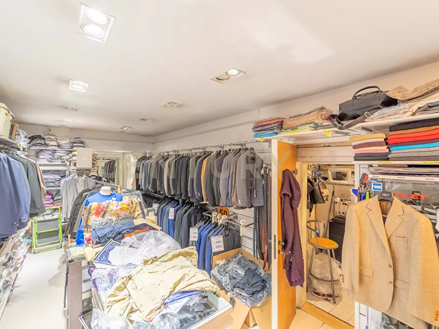 Immagine 15 di Attività commerciale in vendita  in Viale Liegi 49 a Roma