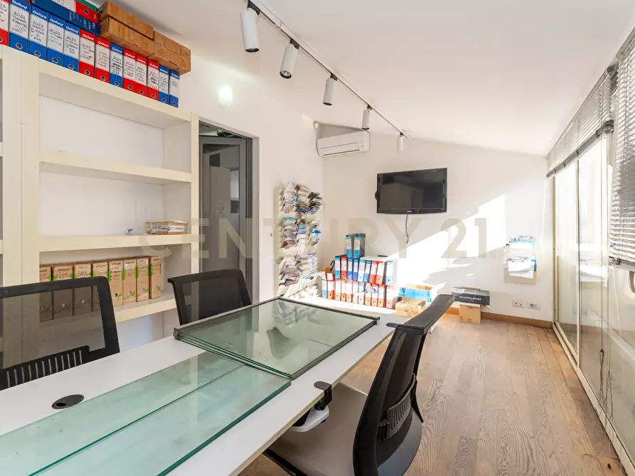 Immagine 16 di Locale commerciale in vendita  in Via Firenze 205 a Aci Castello