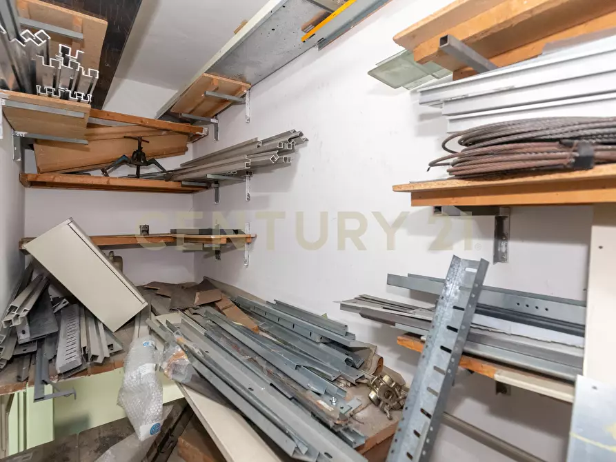 Immagine 26 di Locale commerciale in vendita  in Via Timoleone 1a a Catania