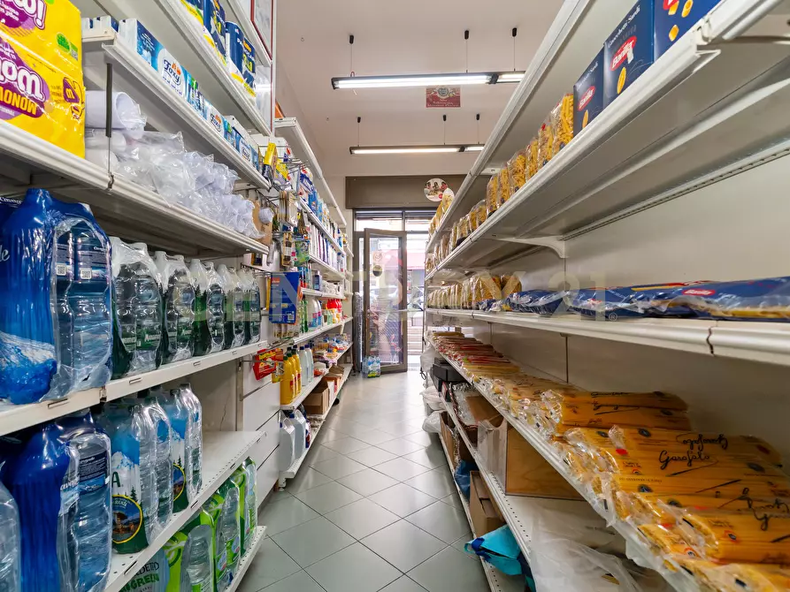 Immagine 11 di Locale commerciale in vendita  in Via Caronda 440 a Catania