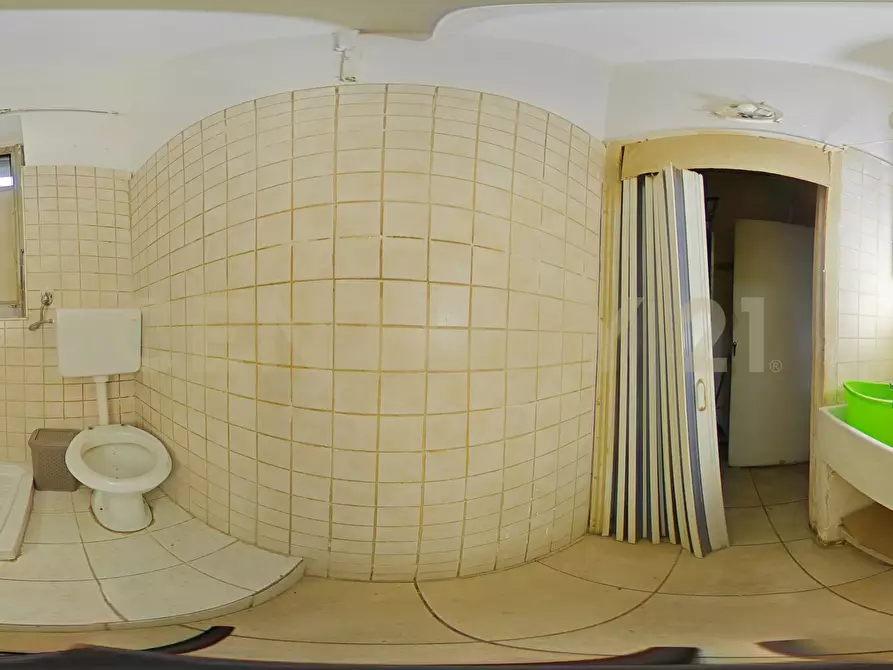 Immagine 41 di Locale commerciale in vendita  in Via Giacomo Leopardi 127 a Catania