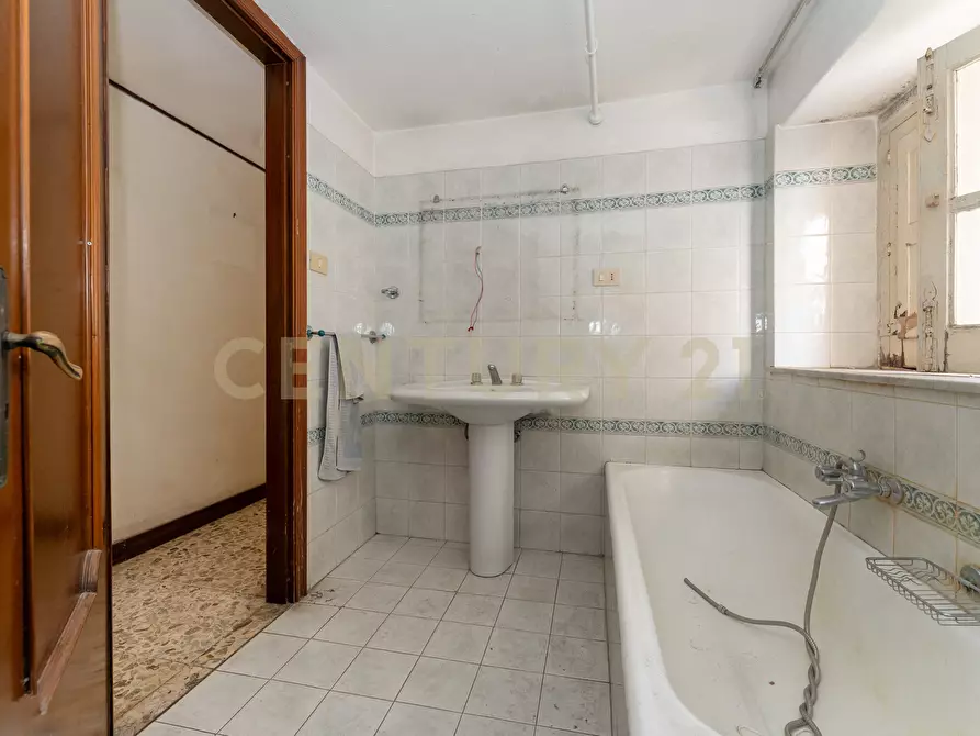 Immagine 27 di Pentalocale in vendita  in Via Milano 60 a Catania