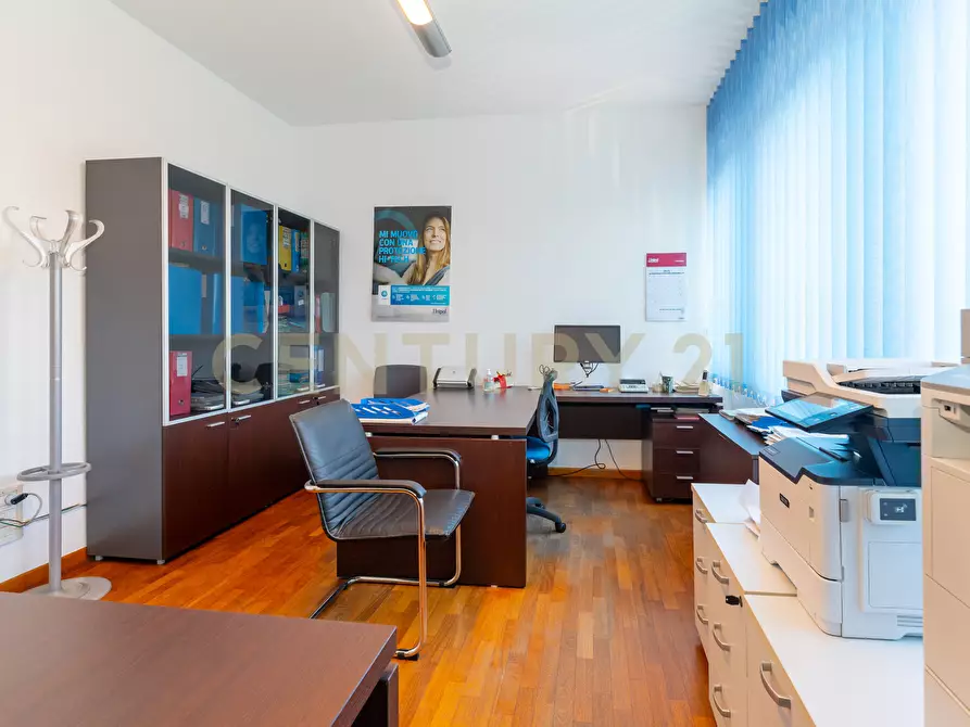 Immagine 17 di Pentalocale in vendita  in Corso Sicilia 64 a Catania