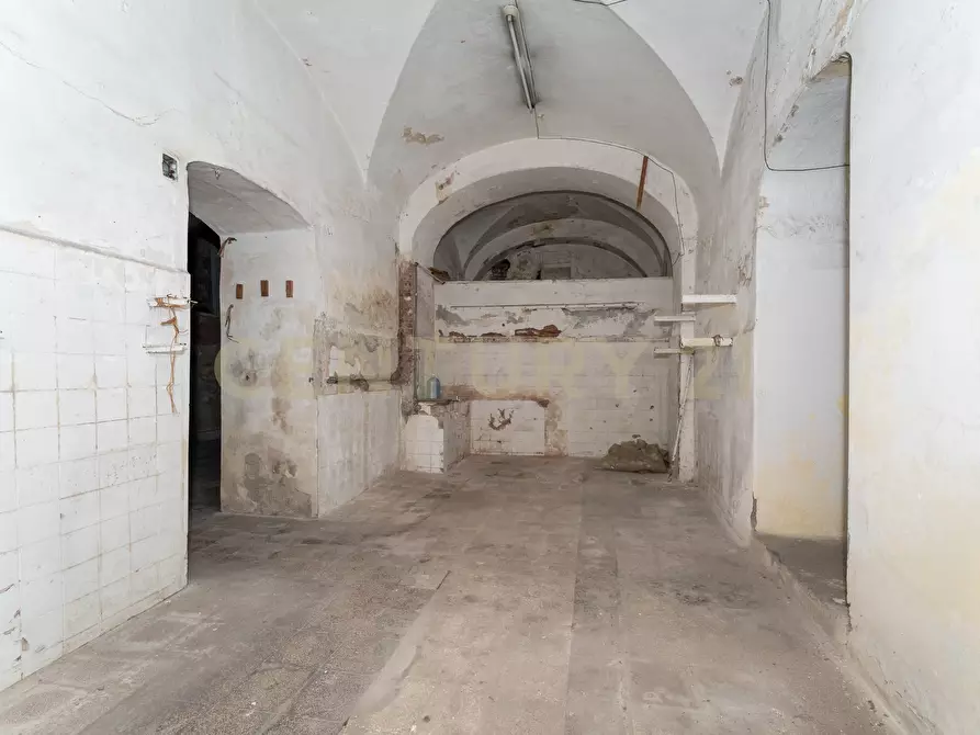 Immagine 32 di Locale commerciale in vendita  in Piazza Manganelli 15 a Catania