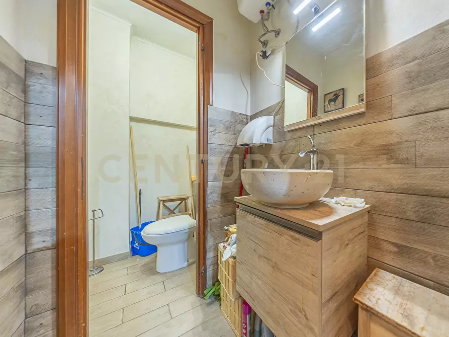 Immagine 29 di Locale commerciale in vendita  in VIA AUGUSTA GENINA 16 a Roma