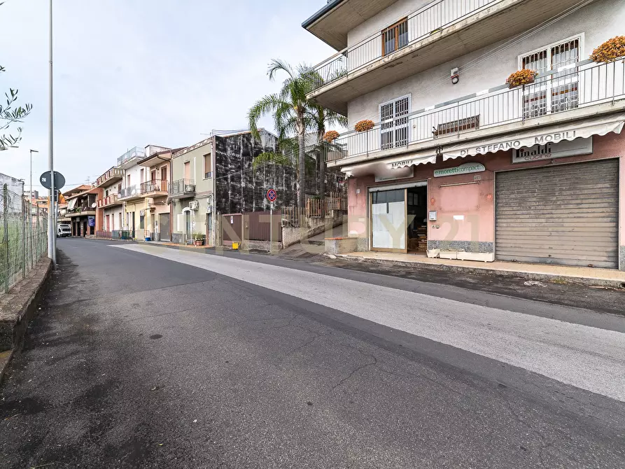 Immagine 3 di Locale commerciale in vendita  in Via Tripoli 185 a Aci Castello