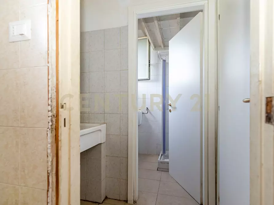 Immagine 11 di Locale commerciale in vendita  in Via Tiziano 10 a Gravina Di Catania