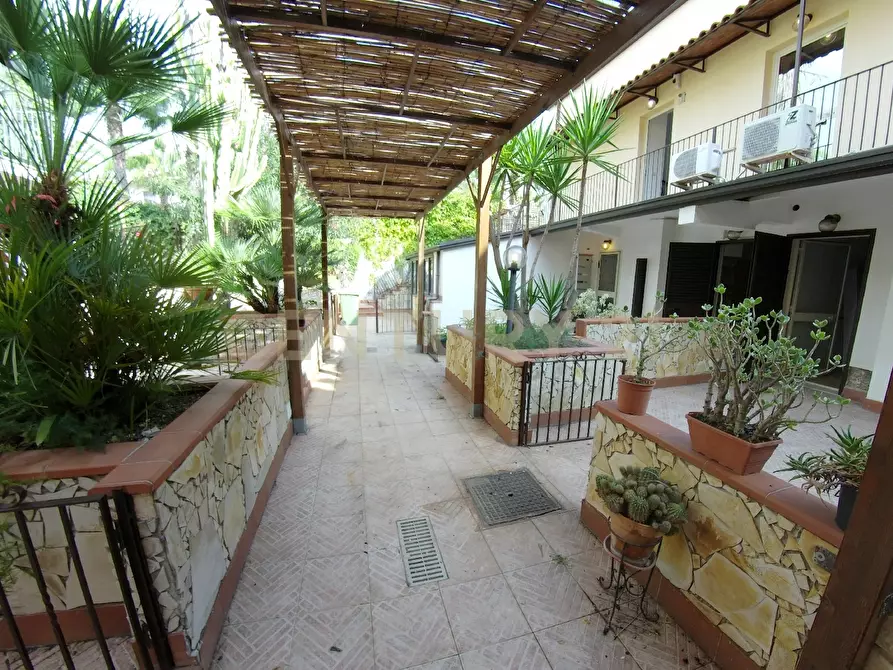 Immagine 12 di Villa in vendita  in Via Livorno 97 a Aci Castello