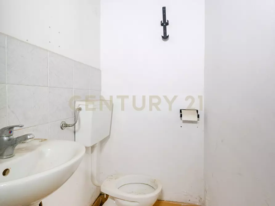 Immagine 13 di Locale commerciale in vendita  in Via Padova 64 a Catania