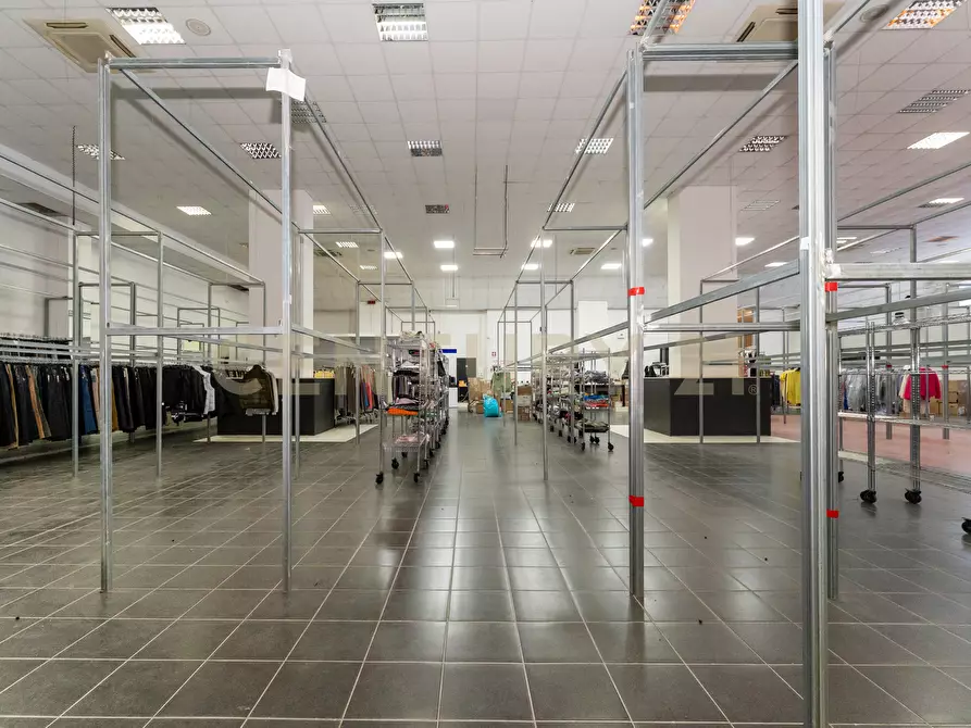 Immagine 32 di Attività commerciale in vendita  in Viale del Commercio a Misterbianco