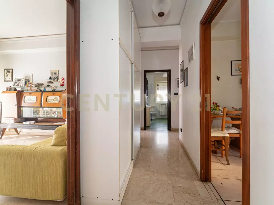 Immagine 41 di Pentalocale in vendita  in Via Fratelli Bandiera 13 a Gravina Di Catania