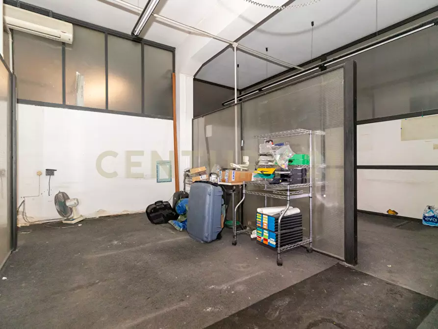 Immagine 8 di Locale commerciale in vendita  in Viale Mario Rapisardi 186 a Catania