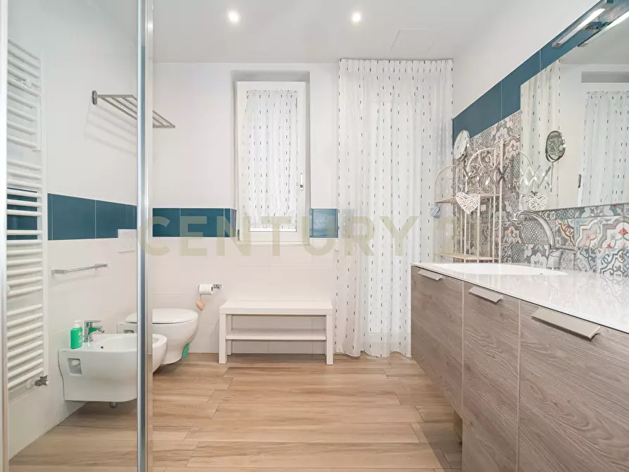 Immagine 19 di Pentalocale in vendita  in Via Rasà 3 a Catania