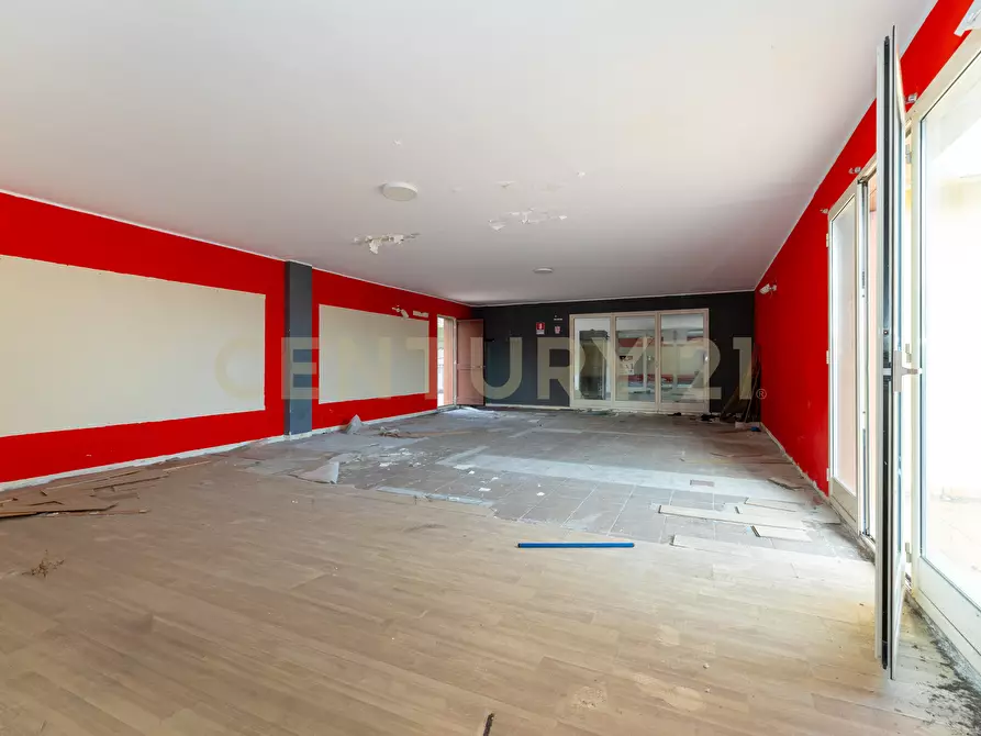 Immagine 34 di Showroom in vendita  in Via delle Scuole 1 a Aci Castello