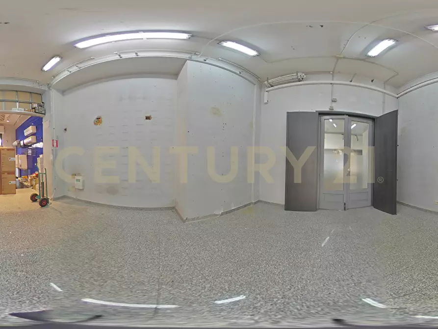 Immagine 36 di Locale commerciale in vendita  in Via Firenze 205 a Aci Castello