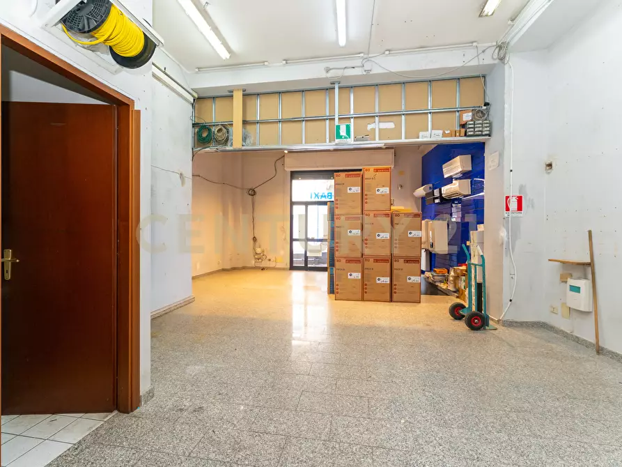 Immagine 5 di Locale commerciale in vendita  in Via Firenze 205 a Aci Castello