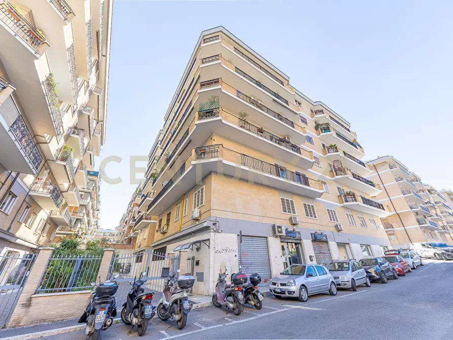Immagine 30 di Trilocale in vendita  in Via Luigi Rava 9 a Roma