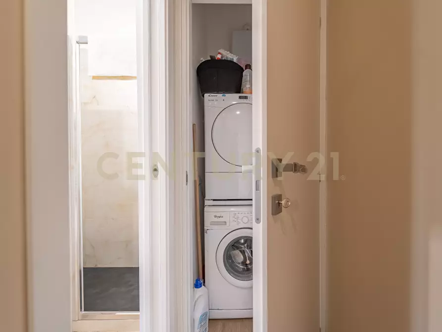 Immagine 18 di Bilocale in vendita  in Via Girolamo Benzoni a Roma